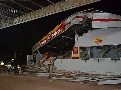 Carreta desgovernada invade posto de combustíveis e destrói cabine do caixa