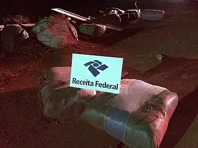 Carreta tomba e Receita Federal apreende carga de R$ 400 mil em mercadoria irregular
