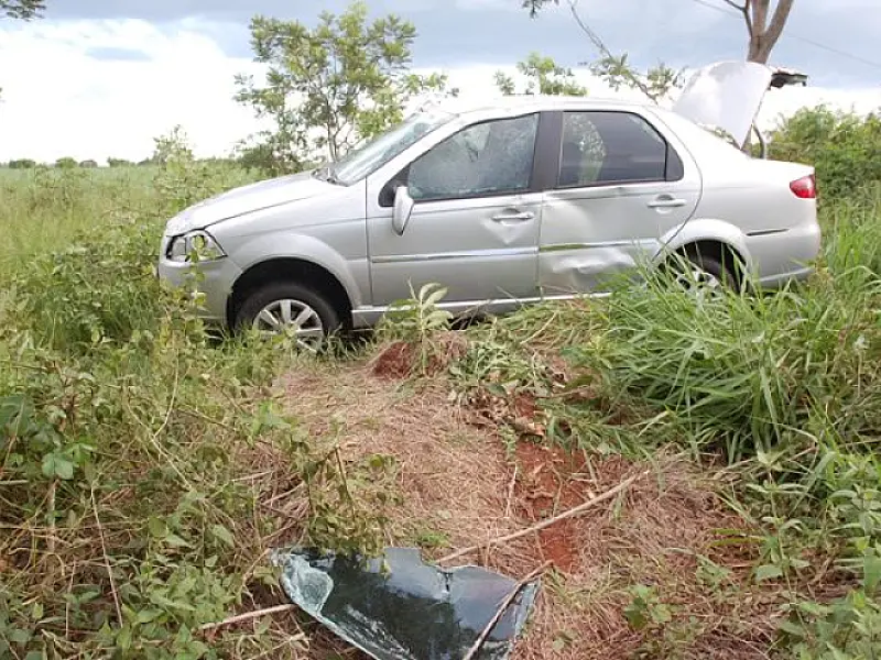 Pneu estoura, carro sai da pista e capota; motorista saiu ileso