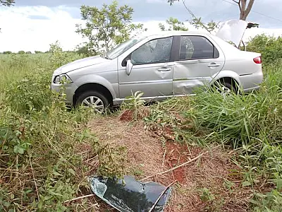 Pneu estoura, carro sai da pista e capota; motorista saiu ileso