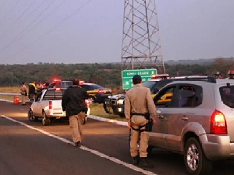 PRF-MS realiza blitz em saída de festa na rodovia