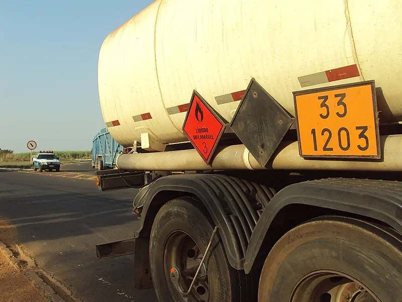 PMA apreende carreta transportando gasolina irregularmente