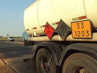 PMA apreende carreta transportando gasolina irregularmente