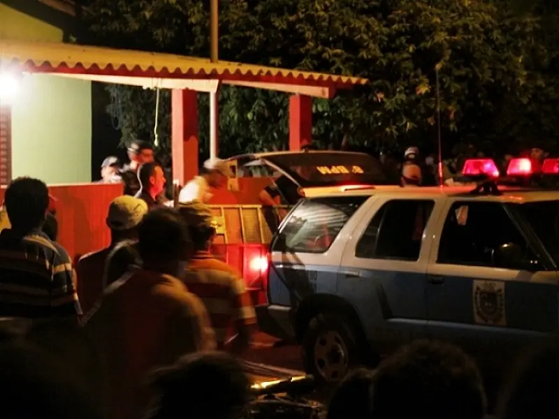 Jovem faz a filha refém na casa da ex- mulher por não aceitar separação