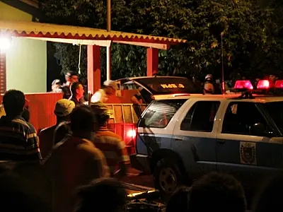Jovem faz a filha refém na casa da ex- mulher por não aceitar separação