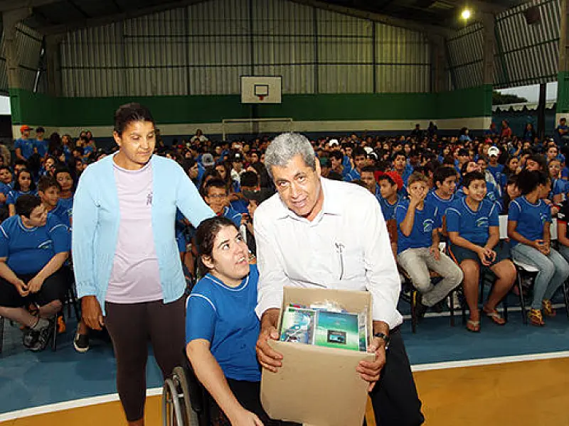 Kits e uniformes escolares serão entregues amanhã na Capital