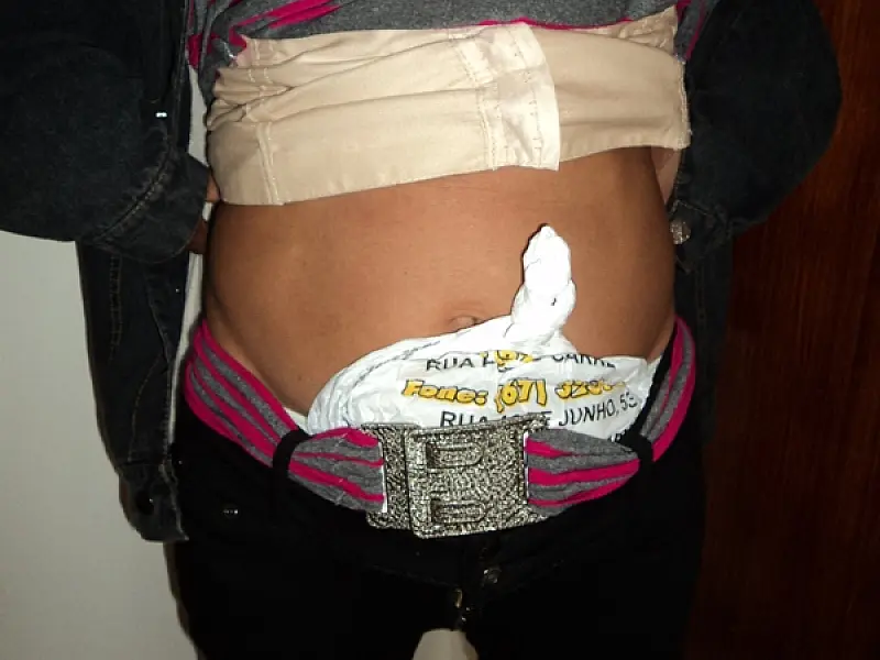 Mulher é presa com pasta base de cocaína fixada ao corpo