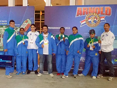Luta Olímpica de MS volta com 6 medalhas de evento com Arnold Schwarzenegger