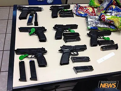 Três mulheres são presas transportando armas de uso restrito