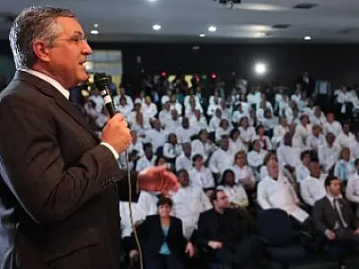 Contratação de estrangeiros para Mais Médicos preocupa países vizinhos
