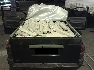PRF apreende 520 kg de maconha e munições em veículos de SP