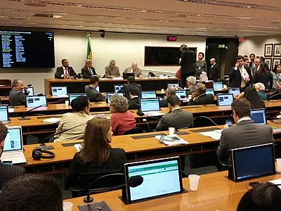Em dez anos, Câmara aprova 16 de 875 propostas de reforma política