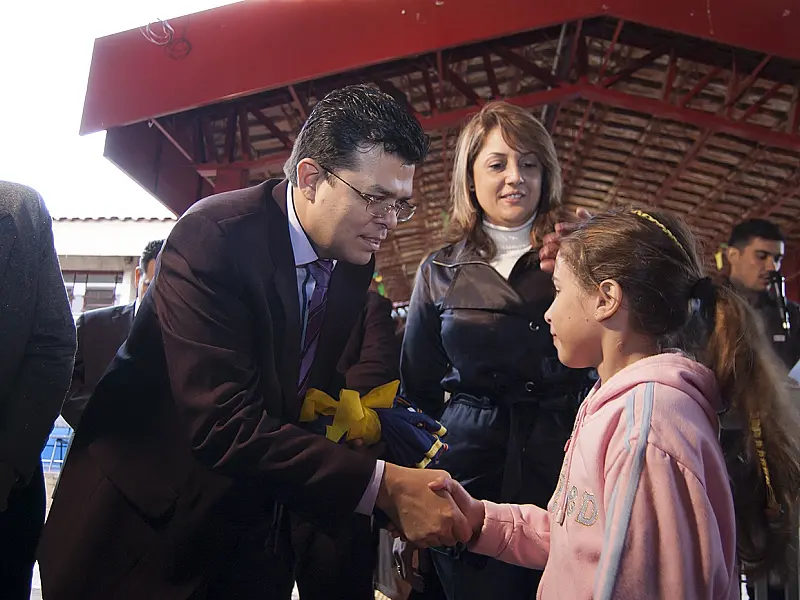 Prefeito inicia atos de entrega de uniforme em escolas da Reme