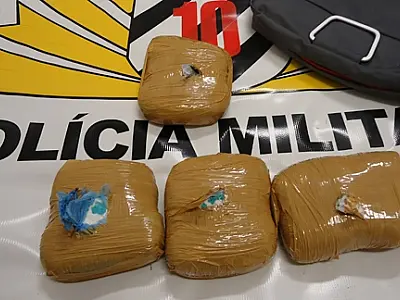 Polícia encontra cocaína em bolsa abandonada
