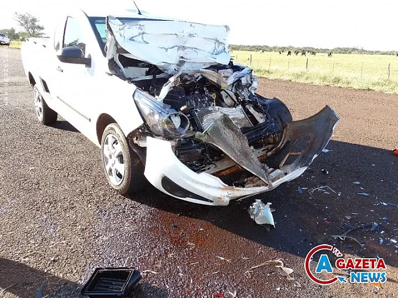 Acidente destrói dianteira de Montana em Amambai