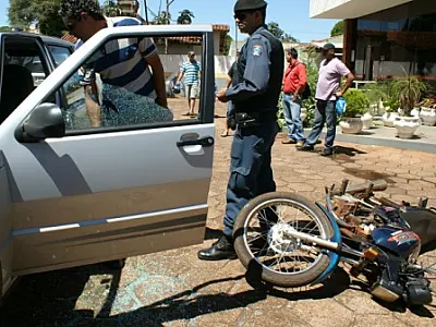 Ladrão atira em empresário, abandona moto e foge