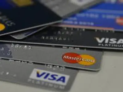 Juros do cartão de crédito são os mais altos desde 2011 e chegam a 431% ao ano