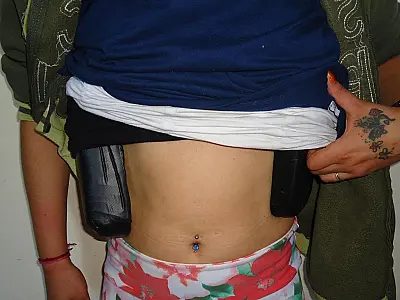 Mulher é presa com crack camuflado ao corpo em MS