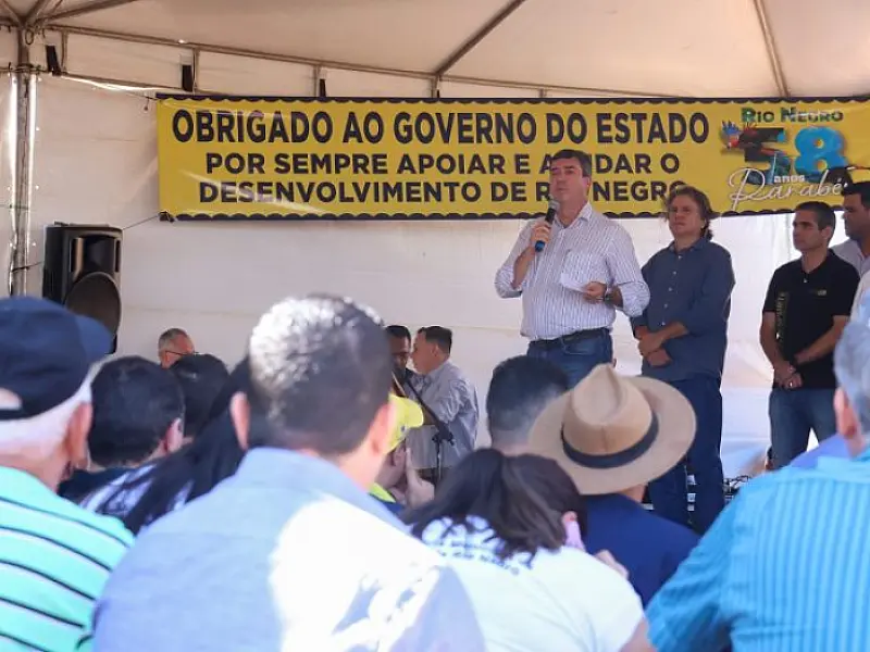 Em Rio Negro, governador autoriza obras e inaugura granja que amplia suinocultura