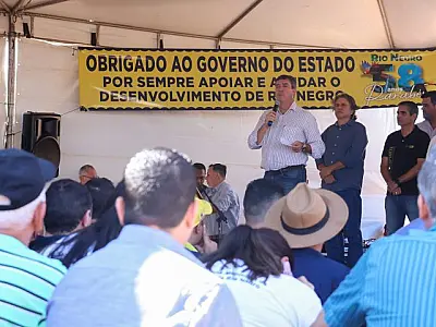 Em Rio Negro, governador autoriza obras e inaugura granja que amplia suinocultura