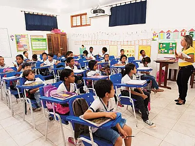 Governo cria 105 mil vagas para especialização de professores da rede pública de ensino