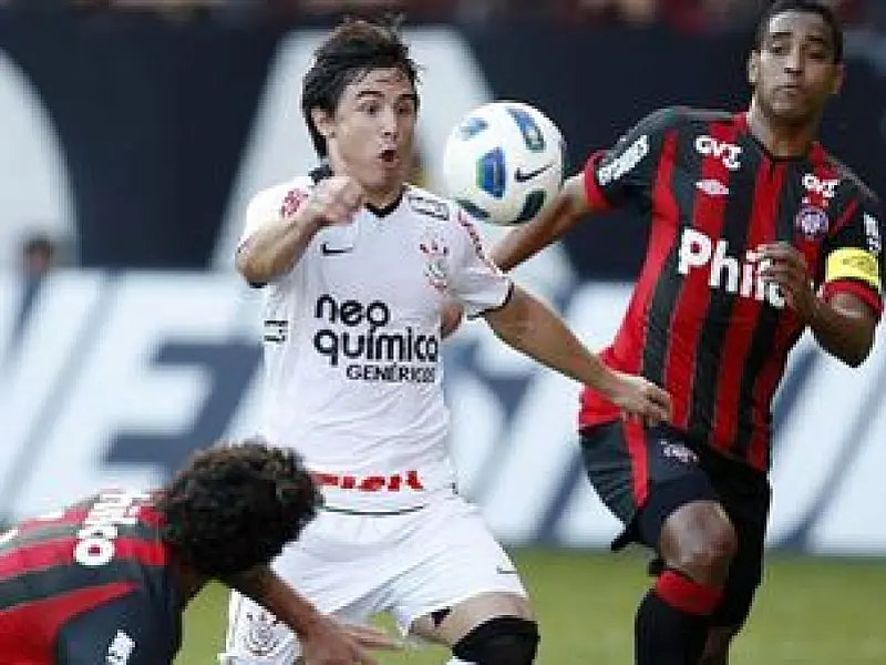 Corinthians apenas empata com Atlético/PR e perde liderança