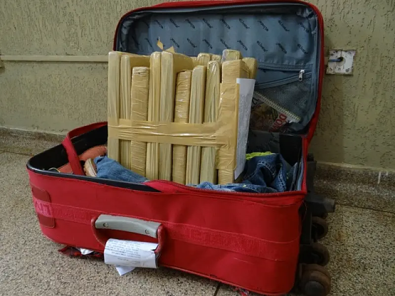 Mulher é presa transportando droga em ônibus