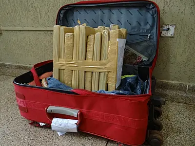 Mulher é presa transportando droga em ônibus
