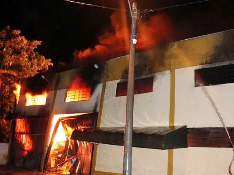 Em Sidrolândia, Comercial Hernandes pega fogo e fica destruído