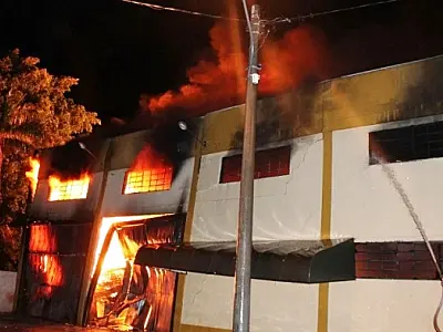 Em Sidrolândia, Comercial Hernandes pega fogo e fica destruído
