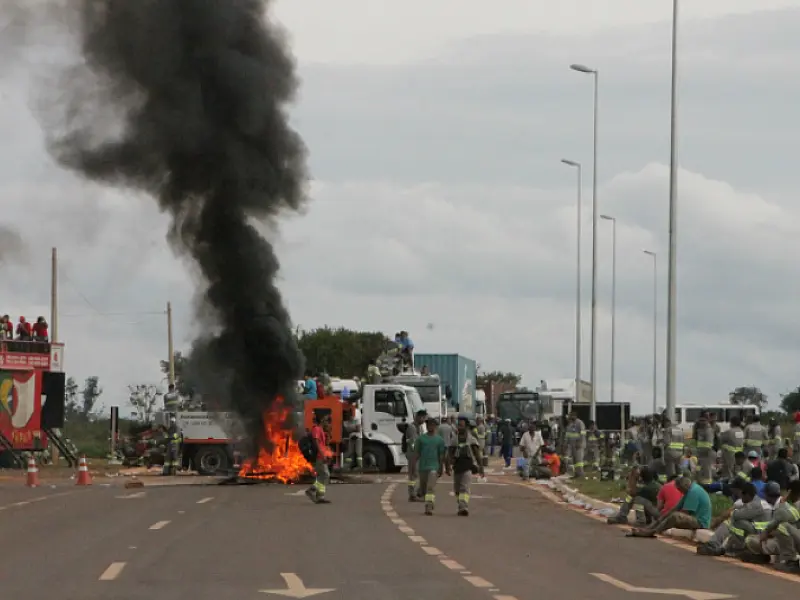 Sem avançar na negociação, manifestantes liberam BR-158