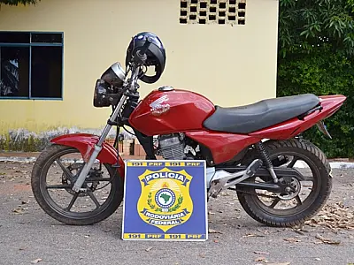 Jovem é preso pela PRF, após agredir duas vítimas e roubar moto em Rio Verde