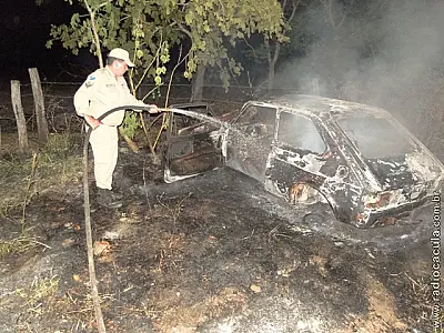 Incêndio destrói carro em Três Lagoas