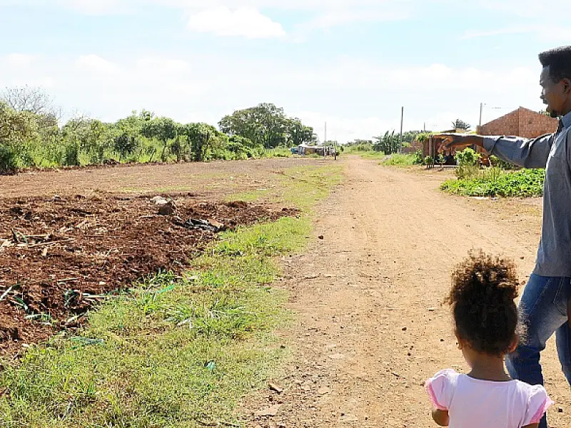 Com apoio do Governo, famílias que viviam na Cidade de Deus iniciam a construção da casa própria