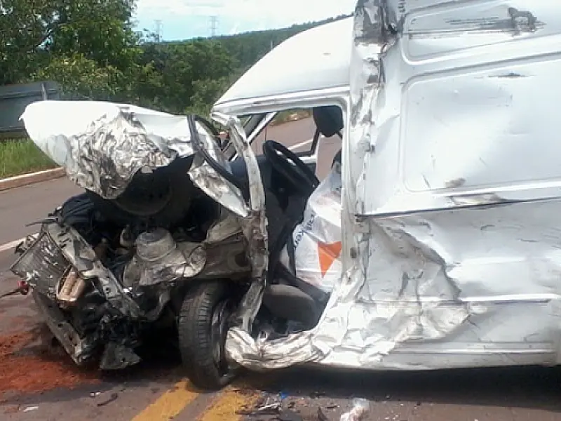 Motorista morre após colidir Fiorino contra carreta em Três Lagoas
