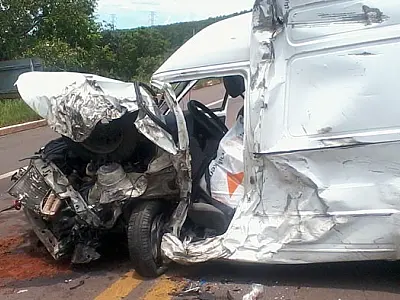 Motorista morre após colidir Fiorino contra carreta em Três Lagoas