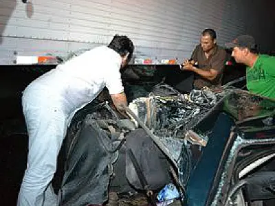 Carro entra embaixo de caminhão e deixa um morto na BR-060