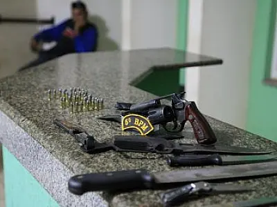 Eletricista é preso por posse ilegal de arma de fogo em Coxim