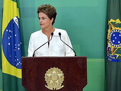 Indignada Dilma nega 'atos ilícitos' após decisão de Cunha para abertura de impeachment
