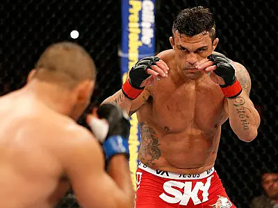 Belfort massacra Henderson com nocaute inédito e sai ovacionado
