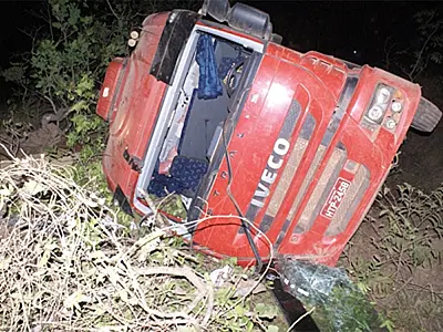 Bitrem despenca em ribanceira no MT, motorista morre no local