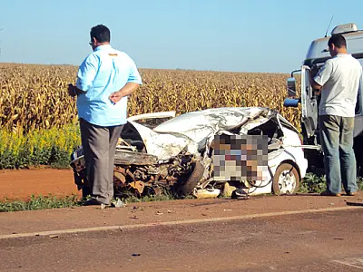 Homem morre em colisão entre carro e bitrem na BR-163