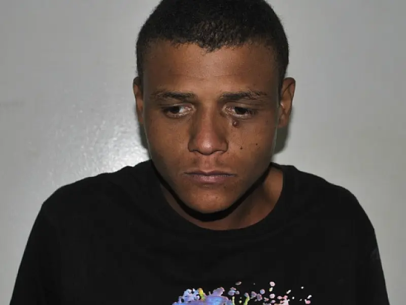 Assaltante agride e quebra óculos de vítima