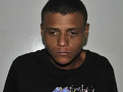 Assaltante agride e quebra óculos de vítima