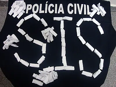 Mulher presa com 158 papelotes de cocaína