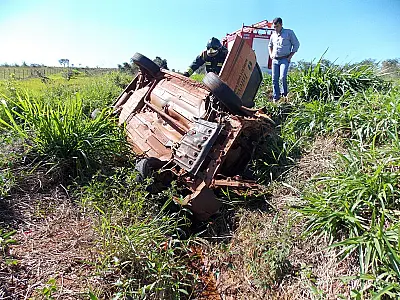 Veículo que seguia sentido Brasilândia capota no início desta tarde