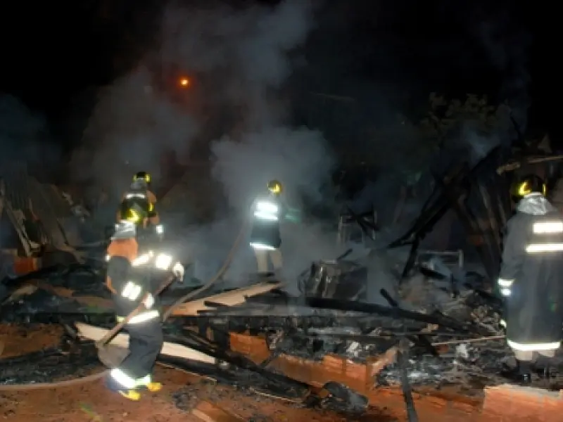 Incêndio destrói totalmente casa de madeira em Naviraí