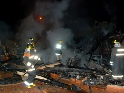 Incêndio destrói totalmente casa de madeira em Naviraí