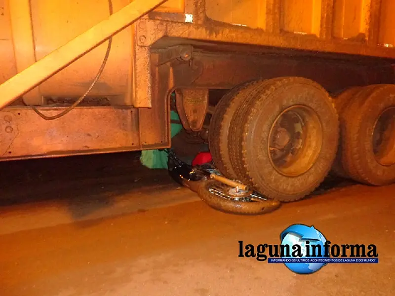 Acidente entre moto e bitrem deixa uma vítima fatal em Laguna Carapã