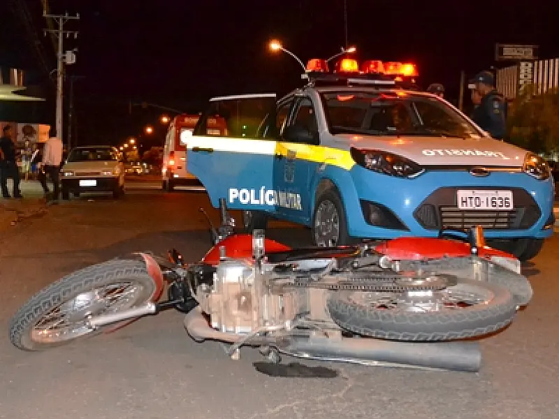 Colisão entre carro e moto deixa um ferido em Coxim